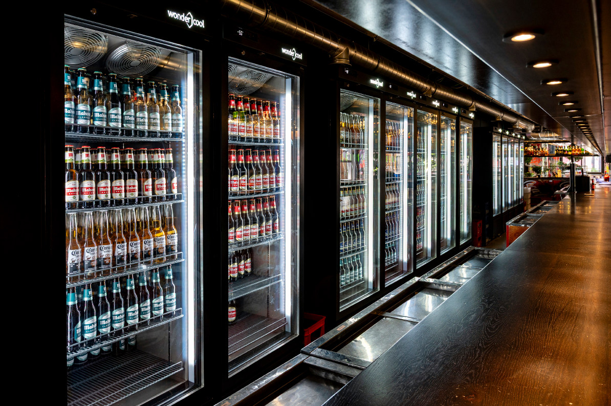 Refrigeradores Wondercool en bar moderno con bebidas a temperatura ultra fría, tecnología de superenfriamiento hasta -8°C que aumenta la rotación y ventas en hostelería.