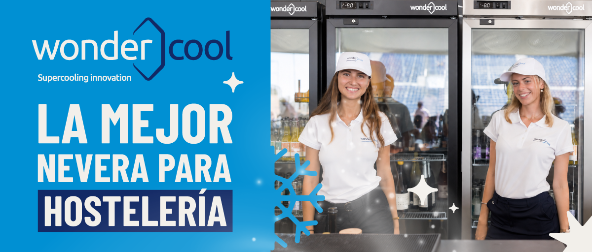Dos integrantes de Wondercool posan junto a neveras de superenfriamiento para hostelería.