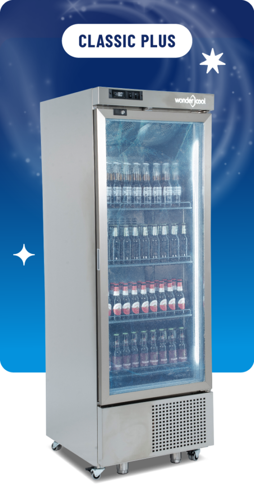 Nevera vertical Wondercool Classic Plus con puerta de cristal y bebidas en su interior.