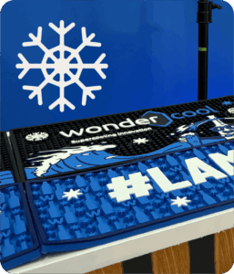 Merchandising de Wondercool presentado en ABASTUR México: barmats y abridor personalizados de la marca.