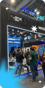 Visitantes dentro del stand de Wondercool en ABASTUR México, diseñado como un equipo de superenfriamiento para hostelería.