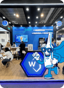 Interior del stand de Wondercool en ABASTUR México, con su mascota de botella y tecnología de superenfriamiento de bebidas.